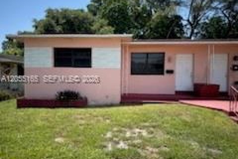 House in North Miami, Florida 3 bedrooms, 147.71 sq.m. № 2264923 - photo 2