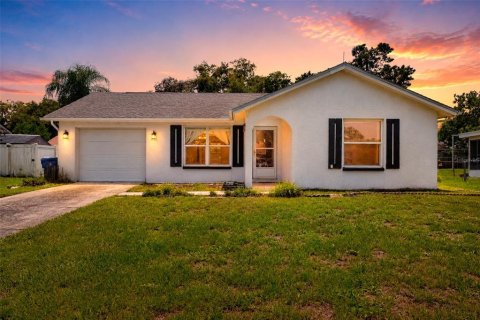 House in New Port Richey, Florida 2 bedrooms, 90.02 sq.m. № 2230471