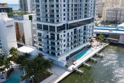 Propiedad comercial en venta en Hollywood, Florida № 1939539 - foto 9