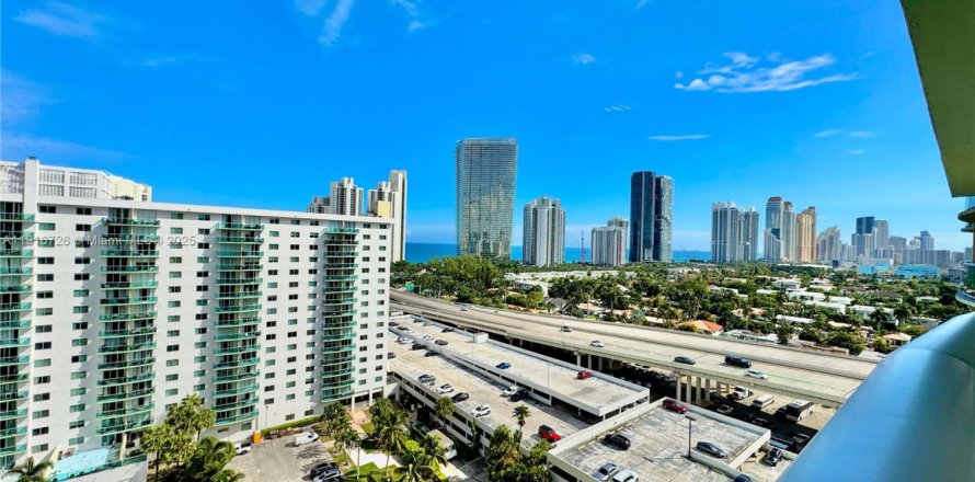 Condo in Sunny Isles Beach, Florida, 1 bedroom  № 1972696