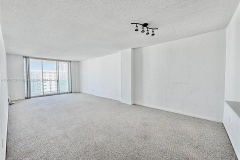Condo in Sunny Isles Beach, Florida, 1 bedroom  № 1972696 - photo 6