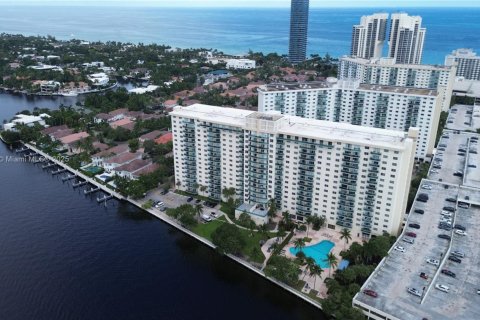 Condo in Sunny Isles Beach, Florida, 1 bedroom  № 1972696 - photo 24