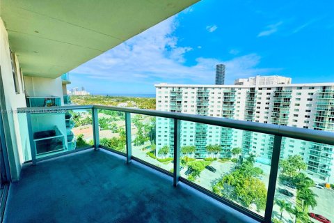 Condo in Sunny Isles Beach, Florida, 1 bedroom  № 1972696 - photo 3