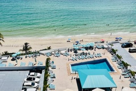 Condo in Hallandale Beach, Florida, 2 bedrooms  № 1948403 - photo 25