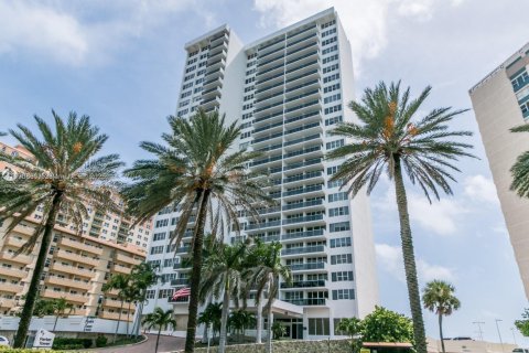 Condo in Hallandale Beach, Florida, 2 bedrooms  № 1948403 - photo 13