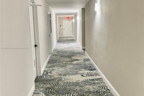 Condo in Hallandale Beach, Florida, 2 bedrooms  № 1948403 - photo 5
