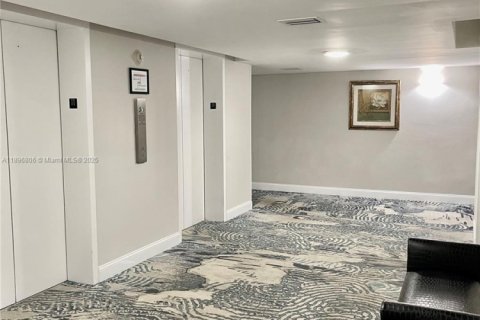 Condo in Hallandale Beach, Florida, 2 bedrooms  № 1948403 - photo 4