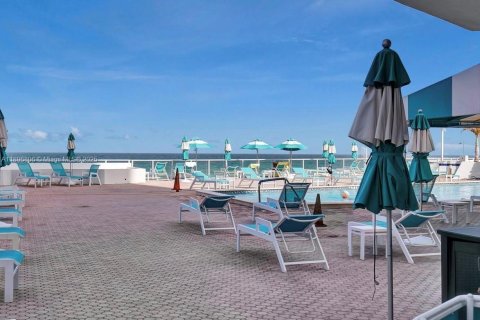 Condo in Hallandale Beach, Florida, 2 bedrooms  № 1948403 - photo 9
