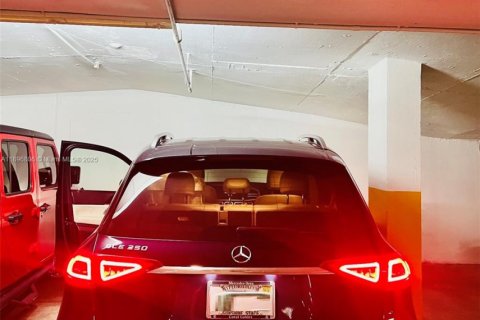 Condo in Hallandale Beach, Florida, 2 bedrooms  № 1948403 - photo 7