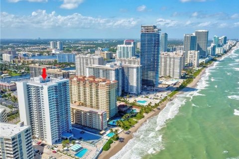 Condo in Hallandale Beach, Florida, 2 bedrooms  № 1948403 - photo 12