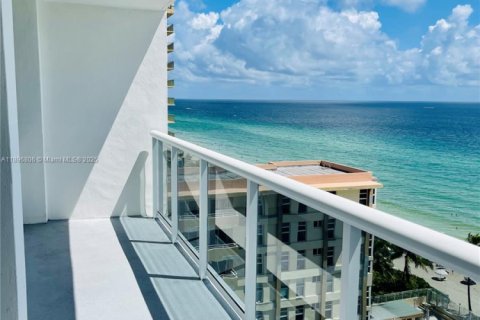 Condo in Hallandale Beach, Florida, 2 bedrooms  № 1948403 - photo 1