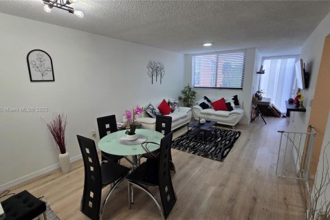 Снять в аренду кондоминиум в Майами, Флорида 2 спальни, 87.89м2, № 1952576 - фото 4