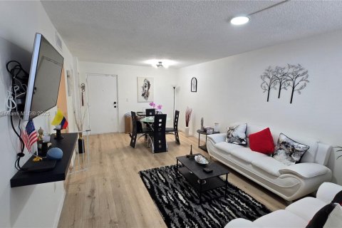 Снять в аренду кондоминиум в Майами, Флорида 2 спальни, 87.89м2, № 1952576 - фото 5