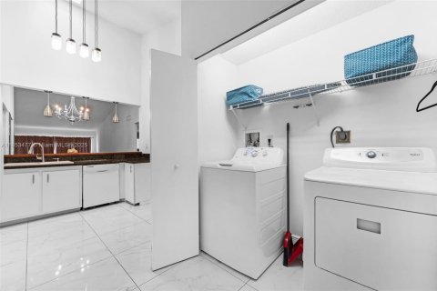 House in Miami, Florida 2 bedrooms, 146.79 sq.m. № 1872095 - photo 8