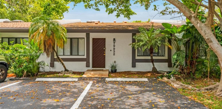 House in Miami, Florida 2 bedrooms, 146.79 sq.m. № 1872095