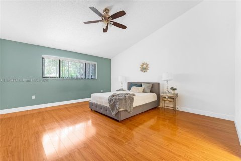 House in Miami, Florida 2 bedrooms, 146.79 sq.m. № 1872095 - photo 12