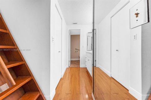 House in Miami, Florida 2 bedrooms, 146.79 sq.m. № 1872095 - photo 18