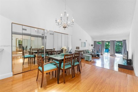 House in Miami, Florida 2 bedrooms, 146.79 sq.m. № 1872095 - photo 30