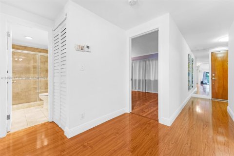 House in Miami, Florida 2 bedrooms, 146.79 sq.m. № 1872095 - photo 17