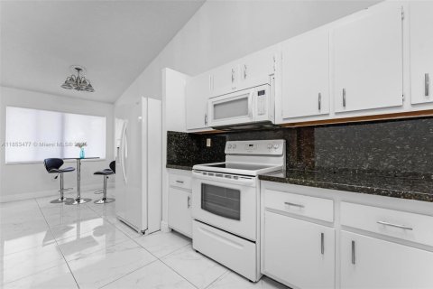 House in Miami, Florida 2 bedrooms, 146.79 sq.m. № 1872095 - photo 5