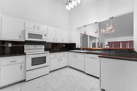 House in Miami, Florida 2 bedrooms, 146.79 sq.m. № 1872095 - photo 4
