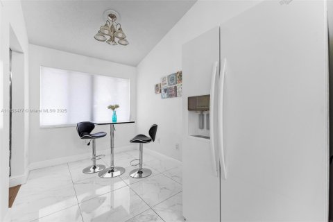 House in Miami, Florida 2 bedrooms, 146.79 sq.m. № 1872095 - photo 9