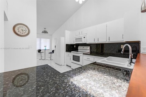 House in Miami, Florida 2 bedrooms, 146.79 sq.m. № 1872095 - photo 10