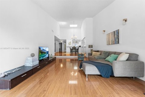 House in Miami, Florida 2 bedrooms, 146.79 sq.m. № 1872095 - photo 25