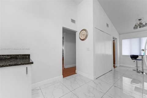 House in Miami, Florida 2 bedrooms, 146.79 sq.m. № 1872095 - photo 6