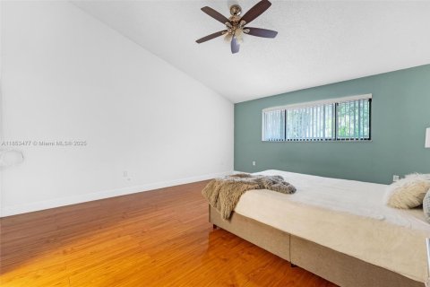 House in Miami, Florida 2 bedrooms, 146.79 sq.m. № 1872095 - photo 14