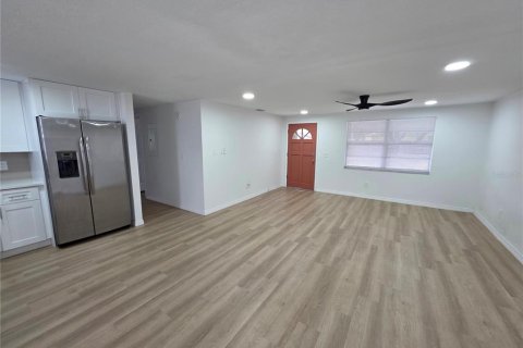 Снять в аренду виллу или дом в Брэндон, Флорида 3 спальни, 98.66м2, № 1767659 - фото 4