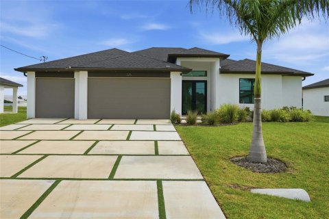 Villa ou maison à vendre à Cape Coral, Floride: 3 chambres, 219.71 m2 № 2396083 - photo 2