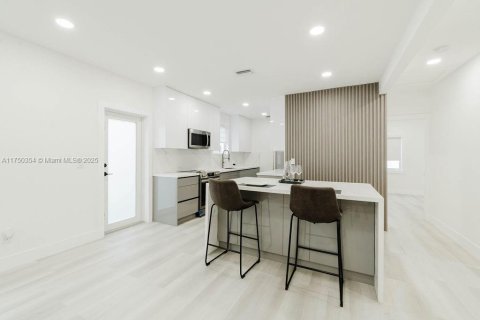 Casa en venta en Miami, Florida, 4 dormitorios, 123.56 m2 № 1498382 - foto 3