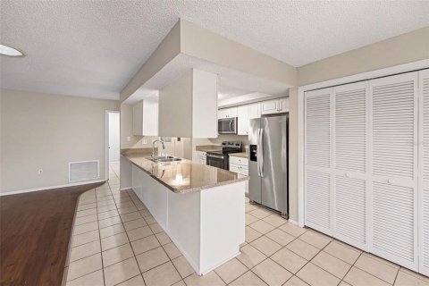 House in Palm Harbor, Florida 3 bedrooms, 162.49 sq.m. № 2231396 - photo 12