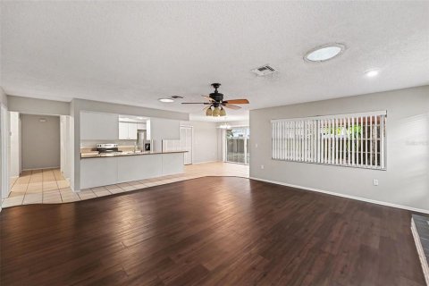 House in Palm Harbor, Florida 3 bedrooms, 162.49 sq.m. № 2231396 - photo 8