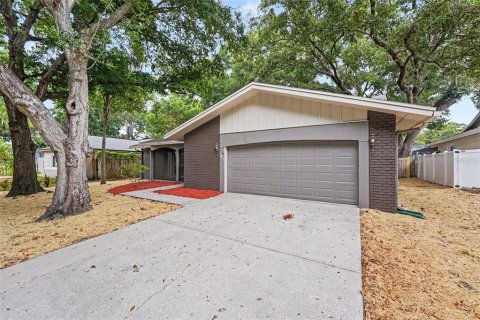 House in Palm Harbor, Florida 3 bedrooms, 162.49 sq.m. № 2231396 - photo 2