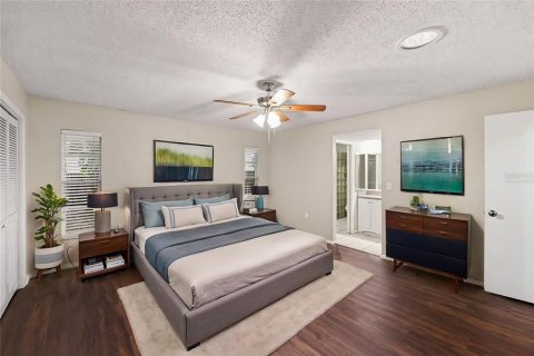 House in Palm Harbor, Florida 3 bedrooms, 162.49 sq.m. № 2231396 - photo 17