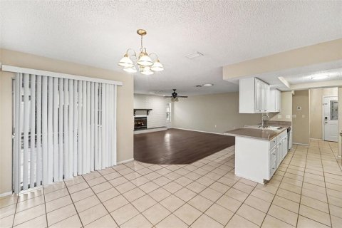 House in Palm Harbor, Florida 3 bedrooms, 162.49 sq.m. № 2231396 - photo 11