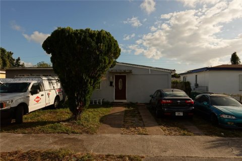 House in Miami, Florida 2 bedrooms, 113.25 sq.m. № 2081258