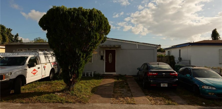 House in Miami, Florida 2 bedrooms, 113.25 sq.m. № 2081258