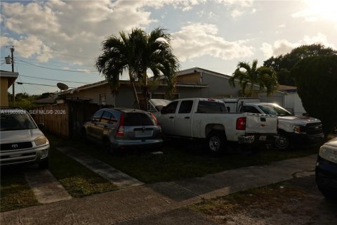 House in Miami, Florida 2 bedrooms, 113.25 sq.m. № 2081258 - photo 3