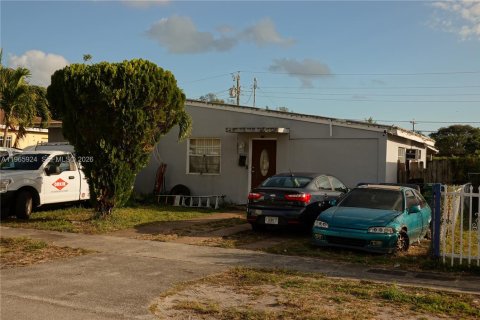 House in Miami, Florida 2 bedrooms, 113.25 sq.m. № 2081258 - photo 2