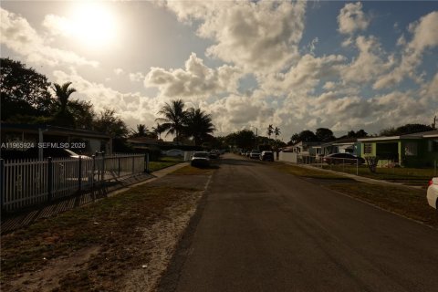 House in Miami, Florida 2 bedrooms, 113.25 sq.m. № 2081258 - photo 5