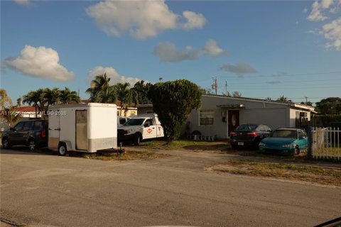 House in Miami, Florida 2 bedrooms, 113.25 sq.m. № 2081258 - photo 4