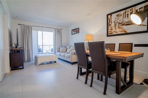 Condominio en venta en Miami Beach, Florida, 2 dormitorios, 75.25 m2 № 1991761 - foto 1