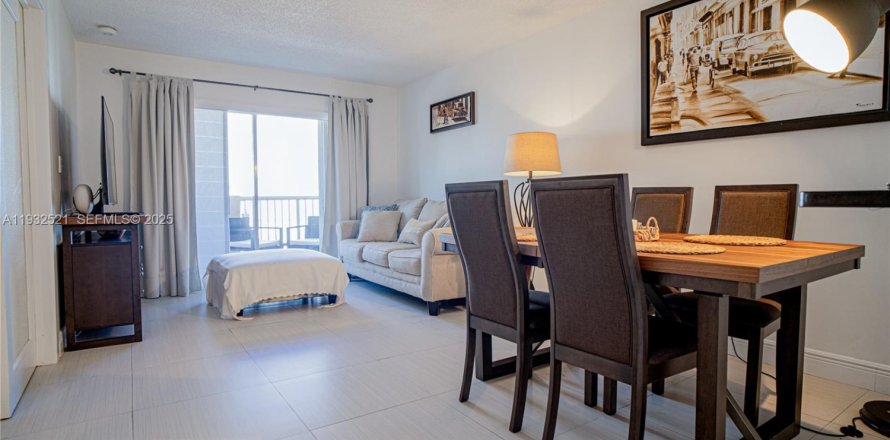 Condominio en Miami Beach, Florida, 2 dormitorios  № 1991761