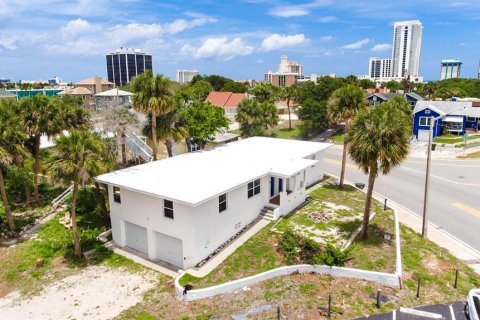 Commercial property in Daytona Beach, Florida 6 bedrooms, 165.55 sq.m. № 2096907