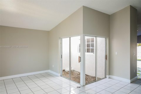 House in Miami, Florida 3 bedrooms, 157.66 sq.m. № 1996477 - photo 4