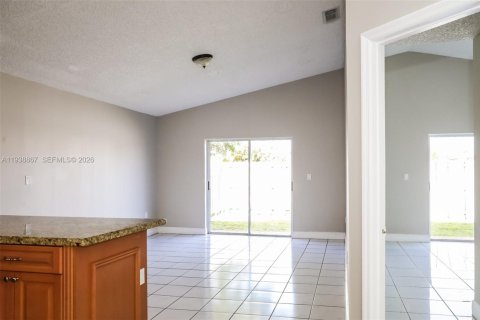 House in Miami, Florida 3 bedrooms, 157.66 sq.m. № 1996477 - photo 6