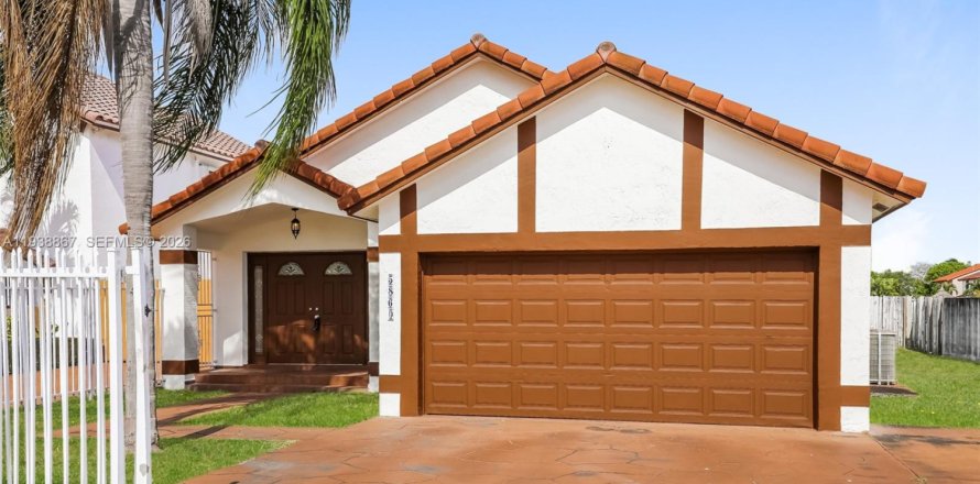 House in Miami, Florida 3 bedrooms, 157.66 sq.m. № 1996477